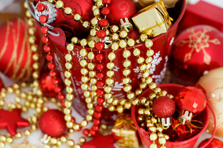 红色和金色的节日圣诞节装饰图片