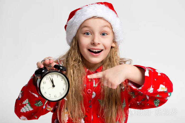 圣诞节画像的一个快乐的孩子。漂亮的小女孩，在圣诞老人的帽子