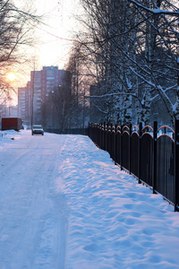 日落时的冬季景观铁栅栏图片