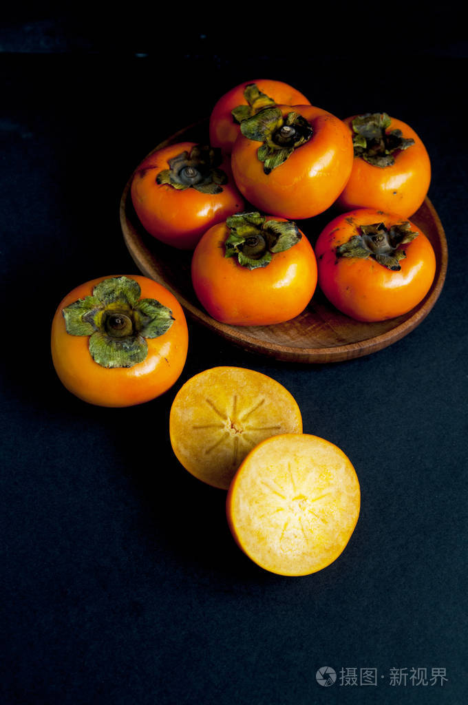 成熟的橙色柿果