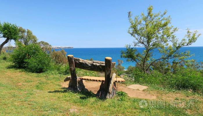 土耳其地中海沿岸的一座公园里矗立着一张旧的空长凳