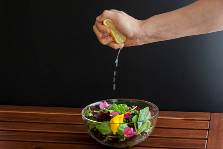 男子挤上新鲜柠檬汁照片