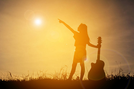 当时剪影快乐的女孩,当时天空晚霞,快乐弹吉他照片