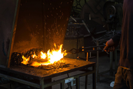 火焰在铁匠铺的铁匠照片