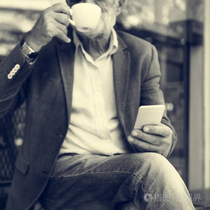 英俊的高级男人喝咖啡照片-正版商用图片1r7g1t-摄图新视界