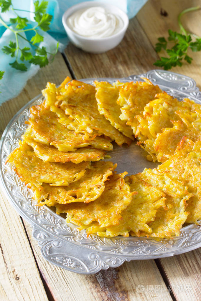 自制的传统马铃薯煎饼配上酸奶油秀