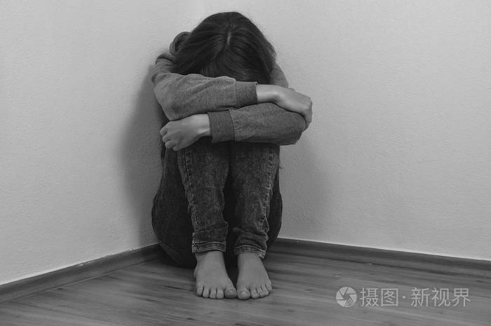 伤心哭泣的女孩