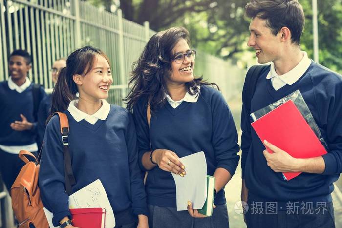 背景的学生，在大学制服