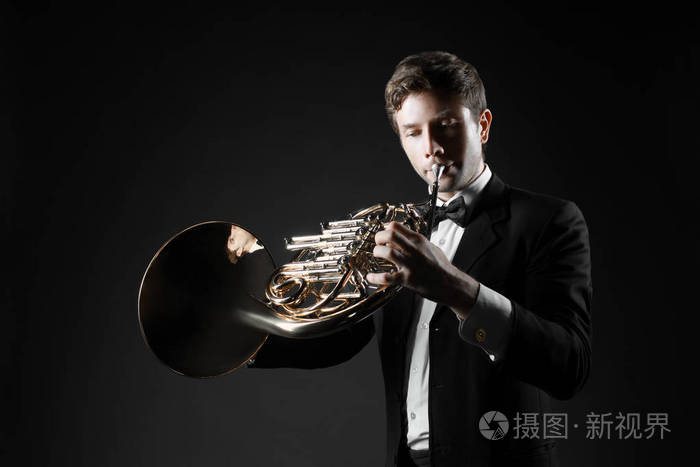 法国圆号演奏者演奏乐器