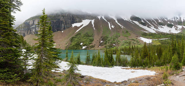 雪融化冰山湖周围的全景图片