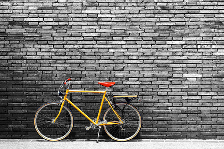 在路边的老式自行车图片