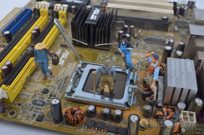 修理电路板的工程师组成的团队