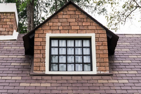 三角形的屋顶与白色 windows 结束照片