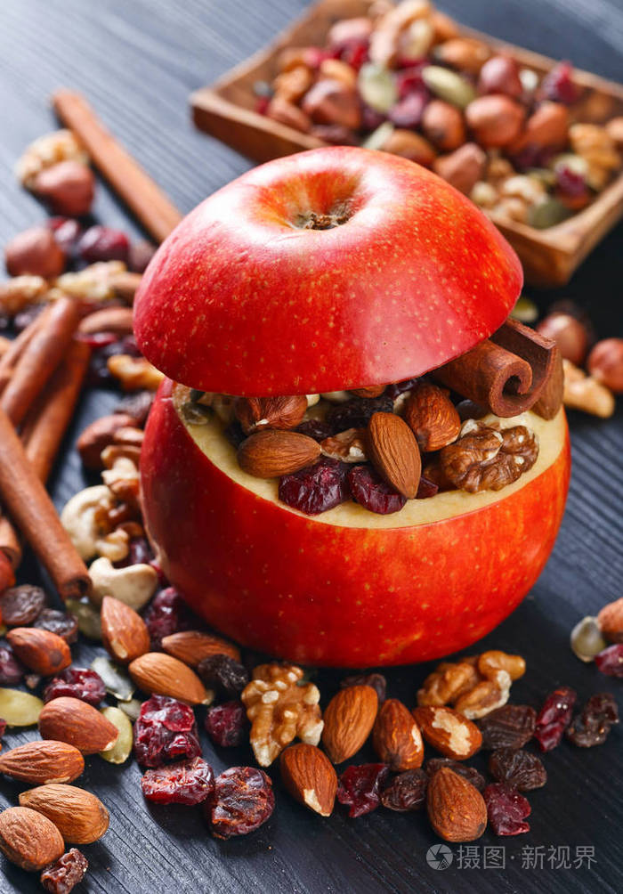红色多汁的苹果什锦的坚果葡萄干和肉桂