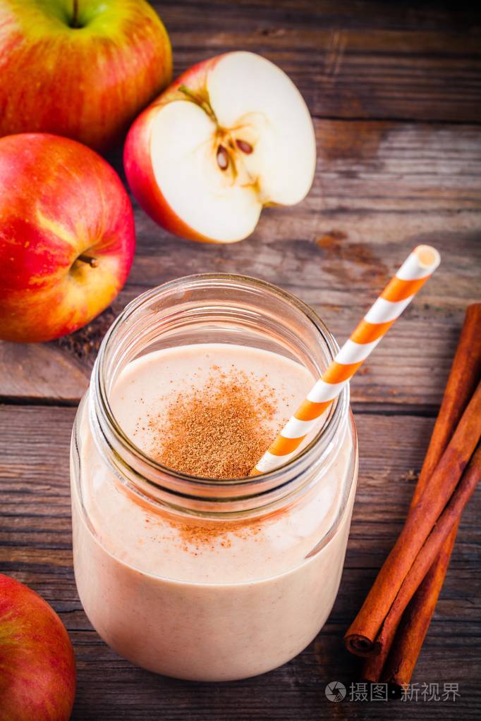红苹果与肉桂玻璃梅森罐子里的冰沙