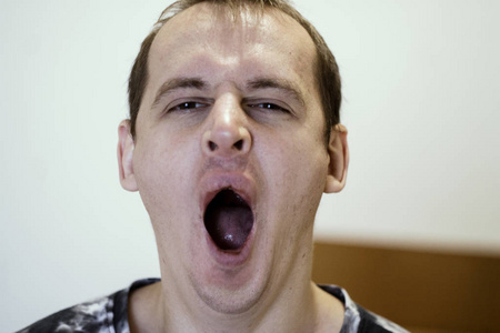 青年男性打哈欠图片