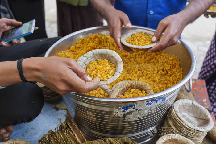 在印度免费分发食物。手上盘子里的圣帕萨达姆