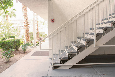 水泥护栏室外的混凝土楼梯照片