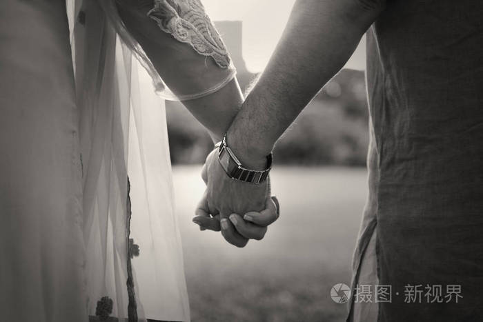 手牵手的浪漫情侣