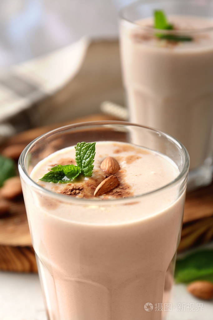 玻璃与美味坚果奶昔