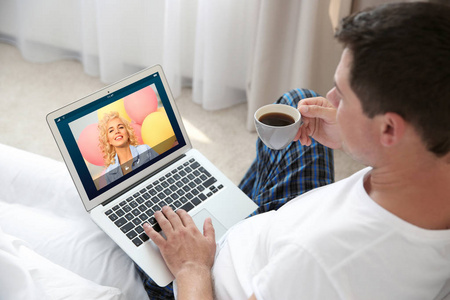 生日视频男人在生日聚会时通过在线视频聊天与女儿交谈照片