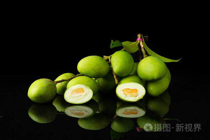 紧靠黑杧果芒果