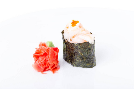 传统的日本京坎寿司的雪蟹寿司和芒果和蟹蟹和鲑鱼寿司品种用酱汁切片