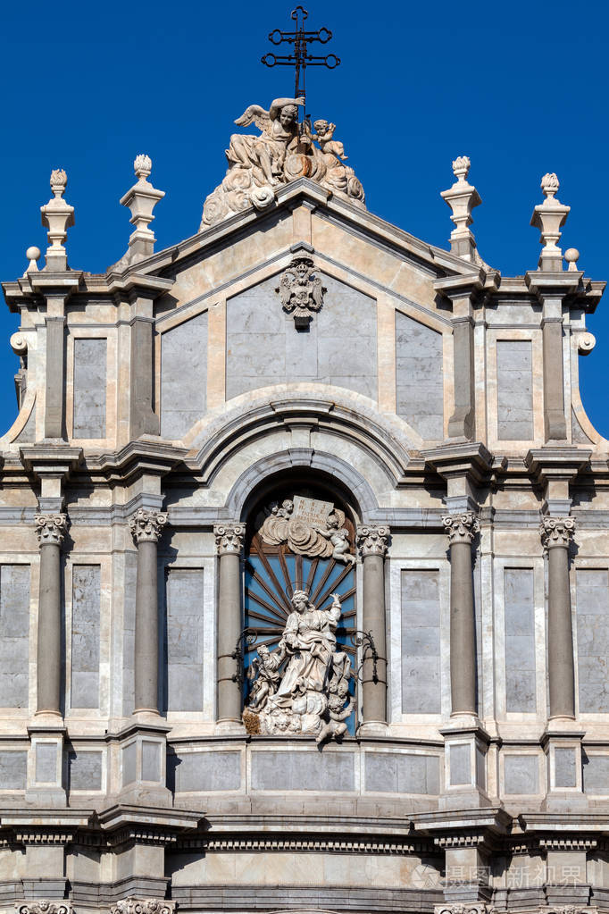 18世纪巴洛克风格的卡塔尼亚大教堂的正面