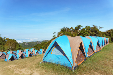 在山上的野营帐篷图片