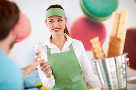 女职工在糖果冰淇淋给客户图片