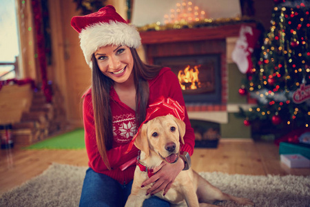 环抱的滑稽小狗积极放松的年轻女子愉快地闭上眼睛,双臂环抱着自己