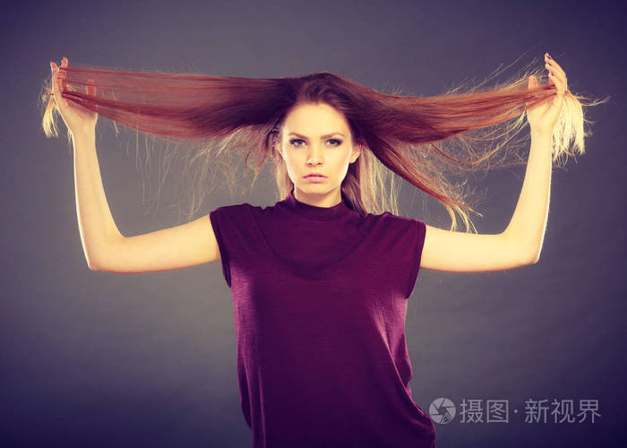 有吸引力的黑发女人,被风吹起的头发