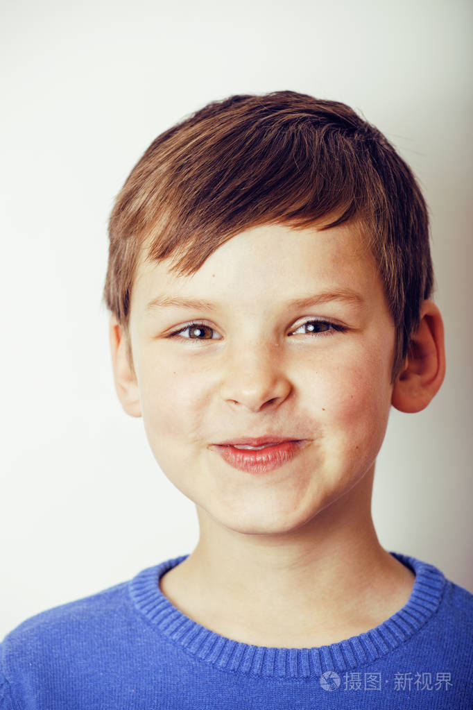 小男孩开心的笑