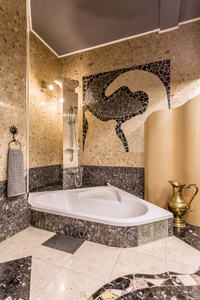 优雅的马赛克浴室有大浴缸图片
