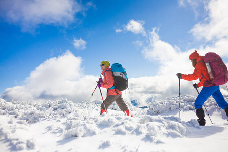 登山者是在雪上图片