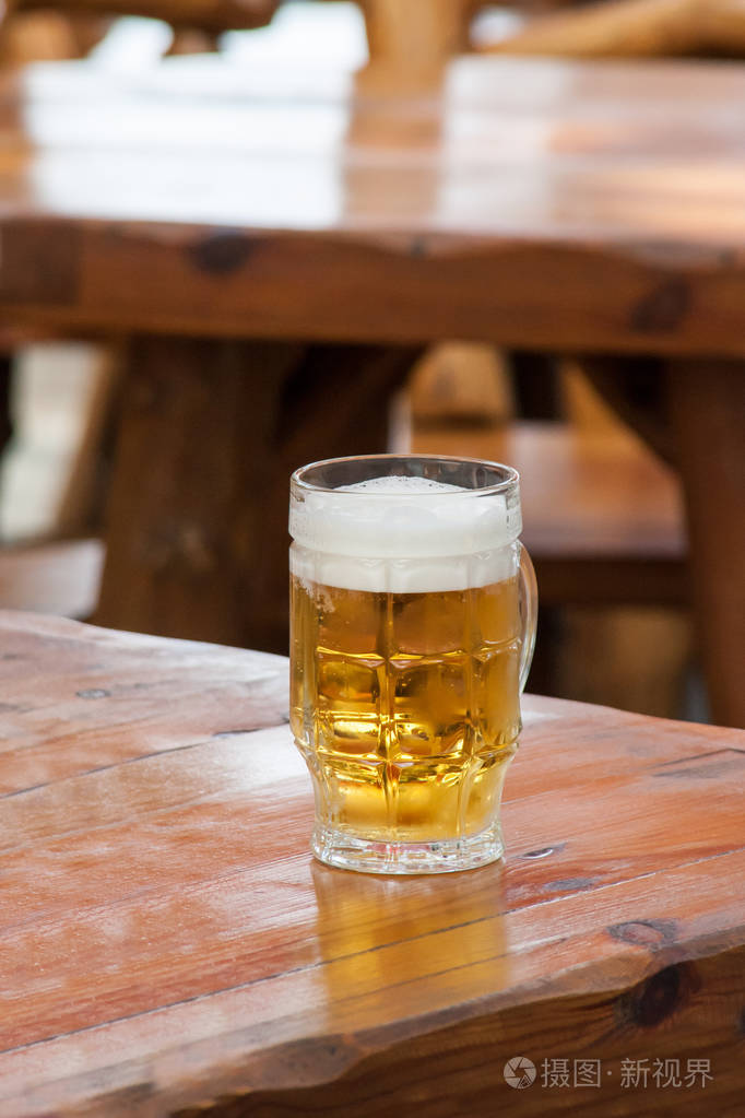 啤酒玻璃桌上的夏季咖啡馆