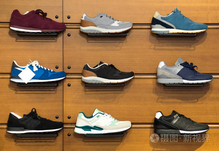不同运动鞋子的大集合