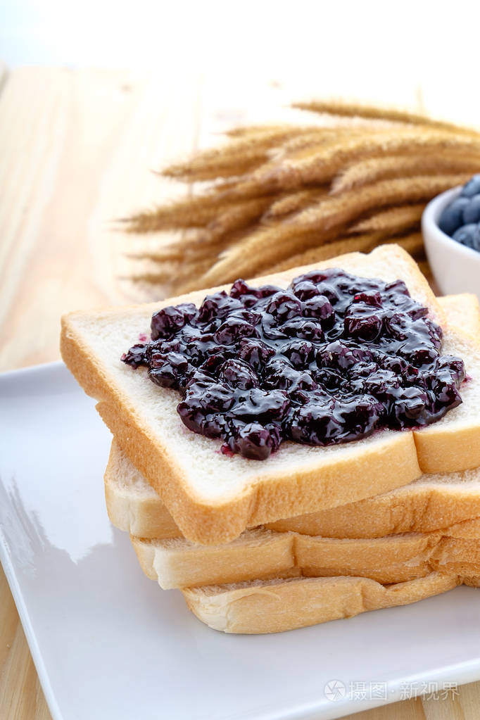 一片面包加果酱草莓