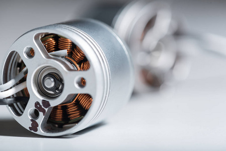 两个金属电机电枢的特写照片
