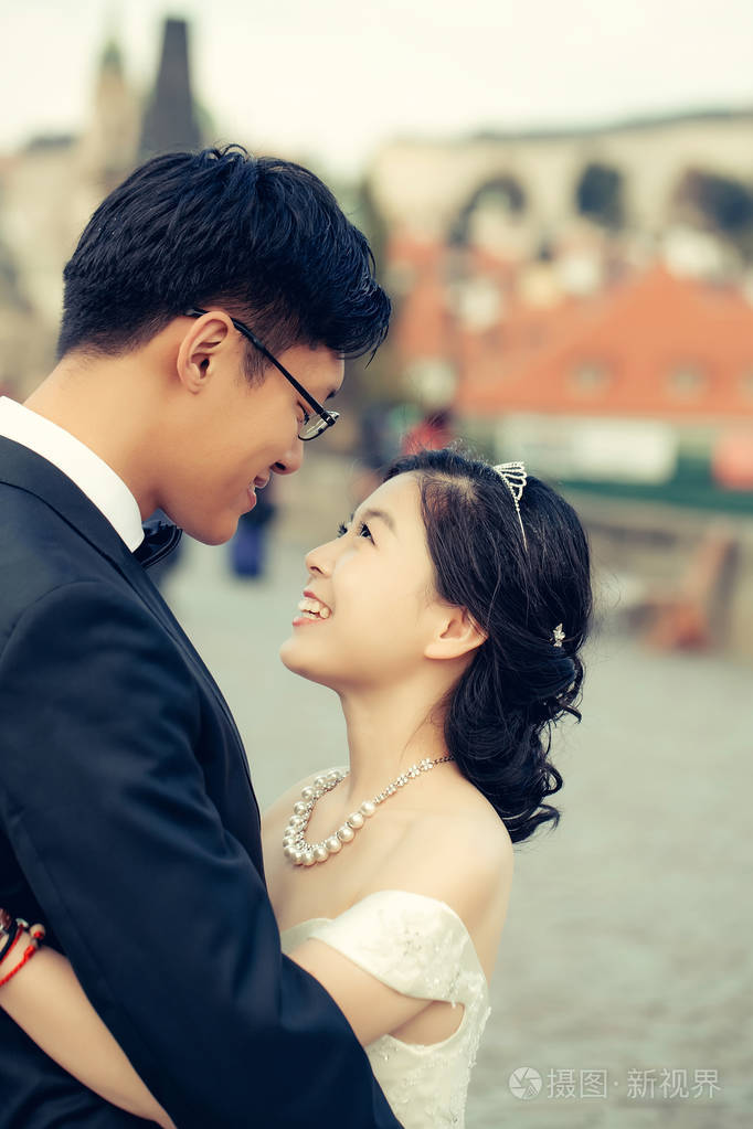 中国可爱的年轻新婚夫妇