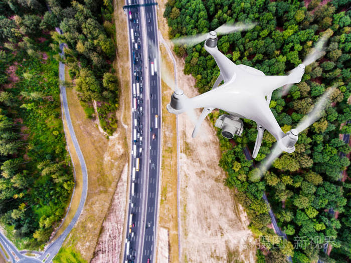 徘徊在无人机在森林里,荷兰的公路拍照