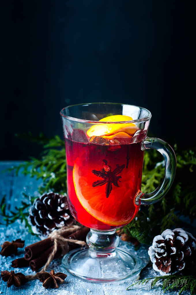 芬芳的美酒和香料木制背景上