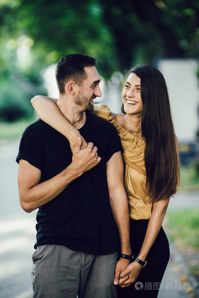 年轻的男人和女人在公园里