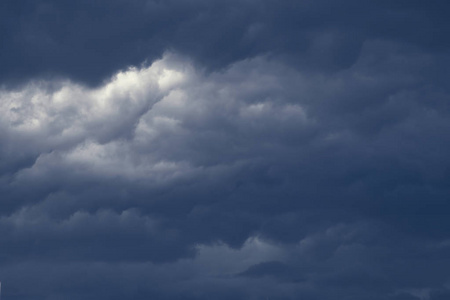 傍晚的暴风雨的天空要下雨了图片