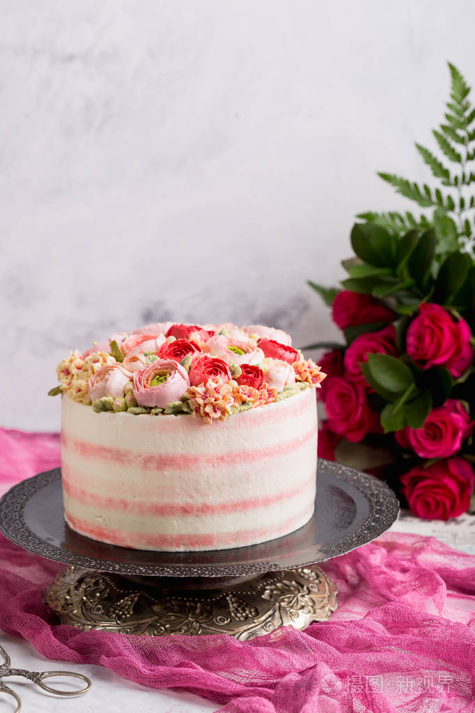 生日蛋糕奶油美丽的白玫瑰