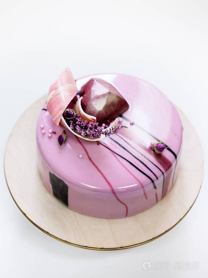 简约的粉红色慕斯蛋糕与涂有白色背景上的镜子釉.