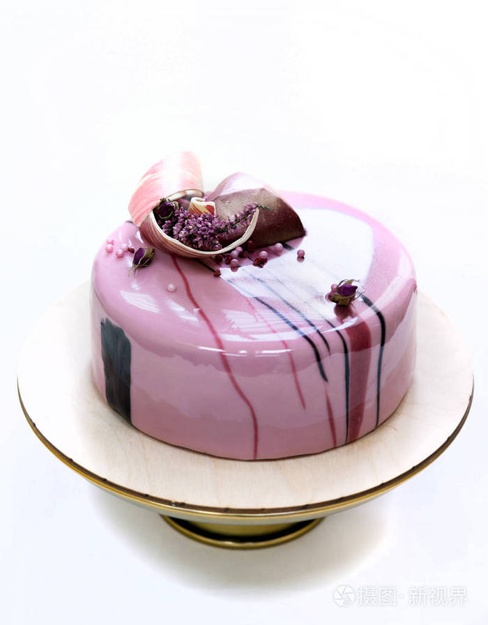 简约的粉红色慕斯蛋糕与涂有白色背景上的镜子釉心形巧克力巧克力的