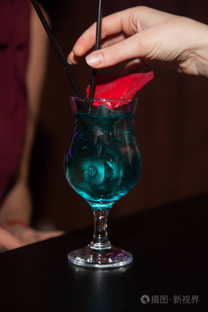 手使鸡尾酒调酒师