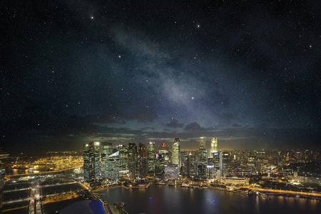 新加坡天际繁星闪烁的夜晚的天空下繁星点点的夜空城市道路和日落天空