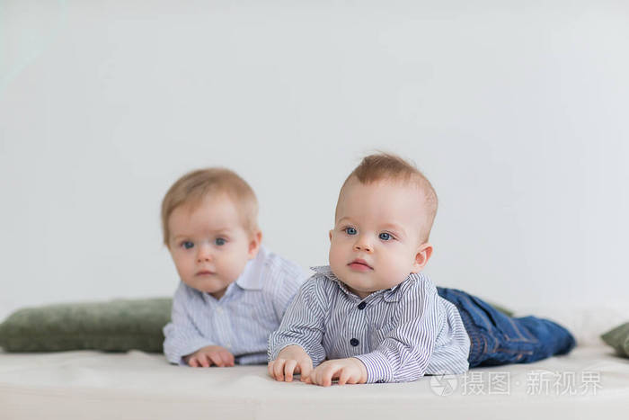 在地板上玩耍的男孩双胞胎